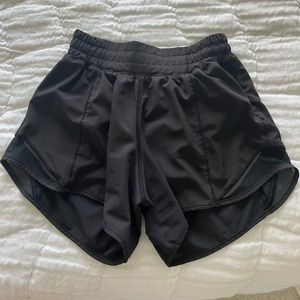 Lululemon Hotty Hot Short Low Rise 4’ in Black Size 2
